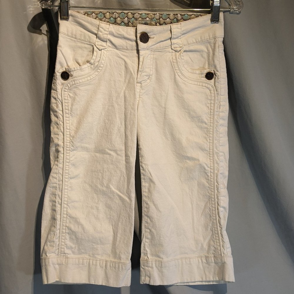 White So “Wear It Declare It” Jean Capri, Size 1! EUC!